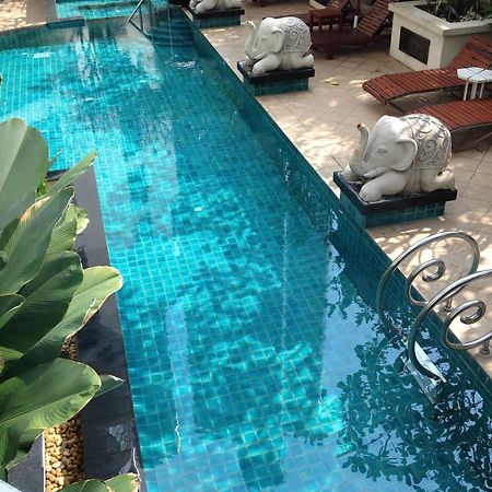 Gardengrove Suites Bangkok Esterno foto