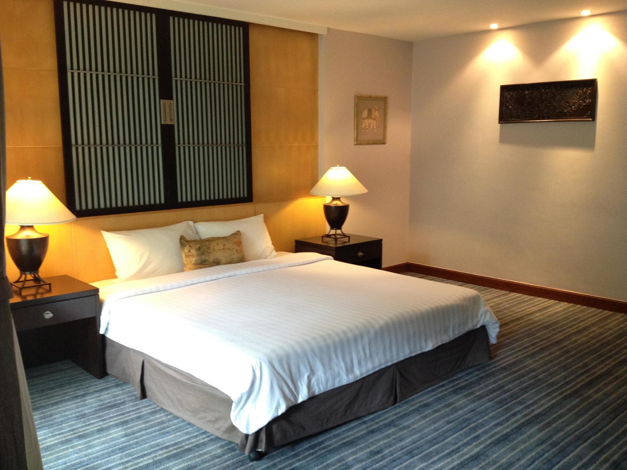 Gardengrove Suites Bangkok Esterno foto