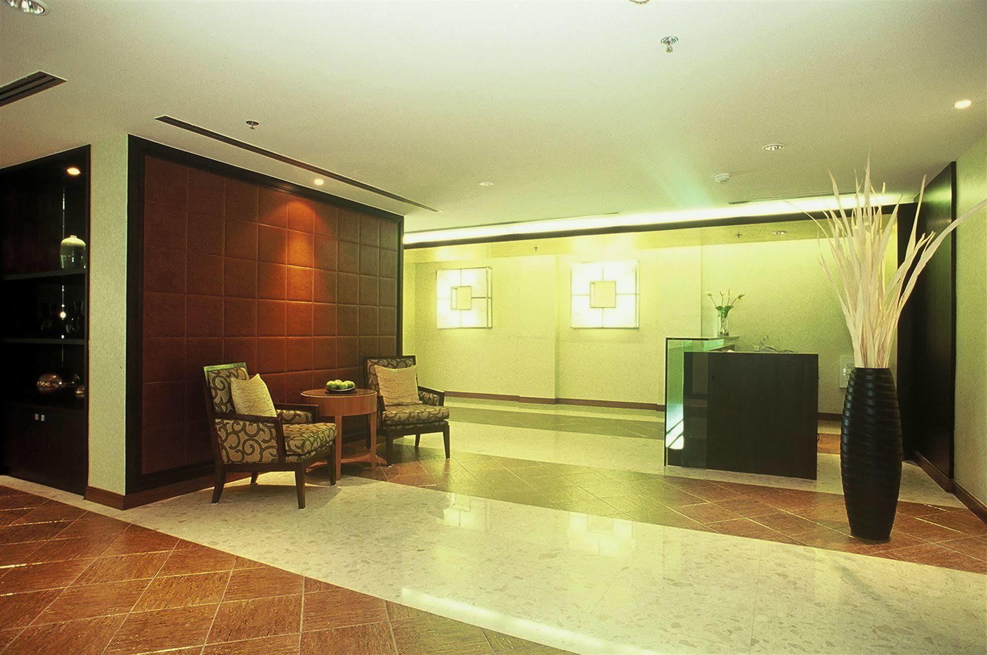 Gardengrove Suites Bangkok Esterno foto