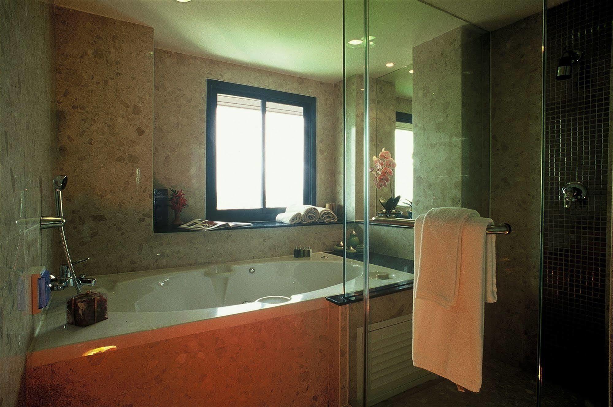 Gardengrove Suites Bangkok Esterno foto