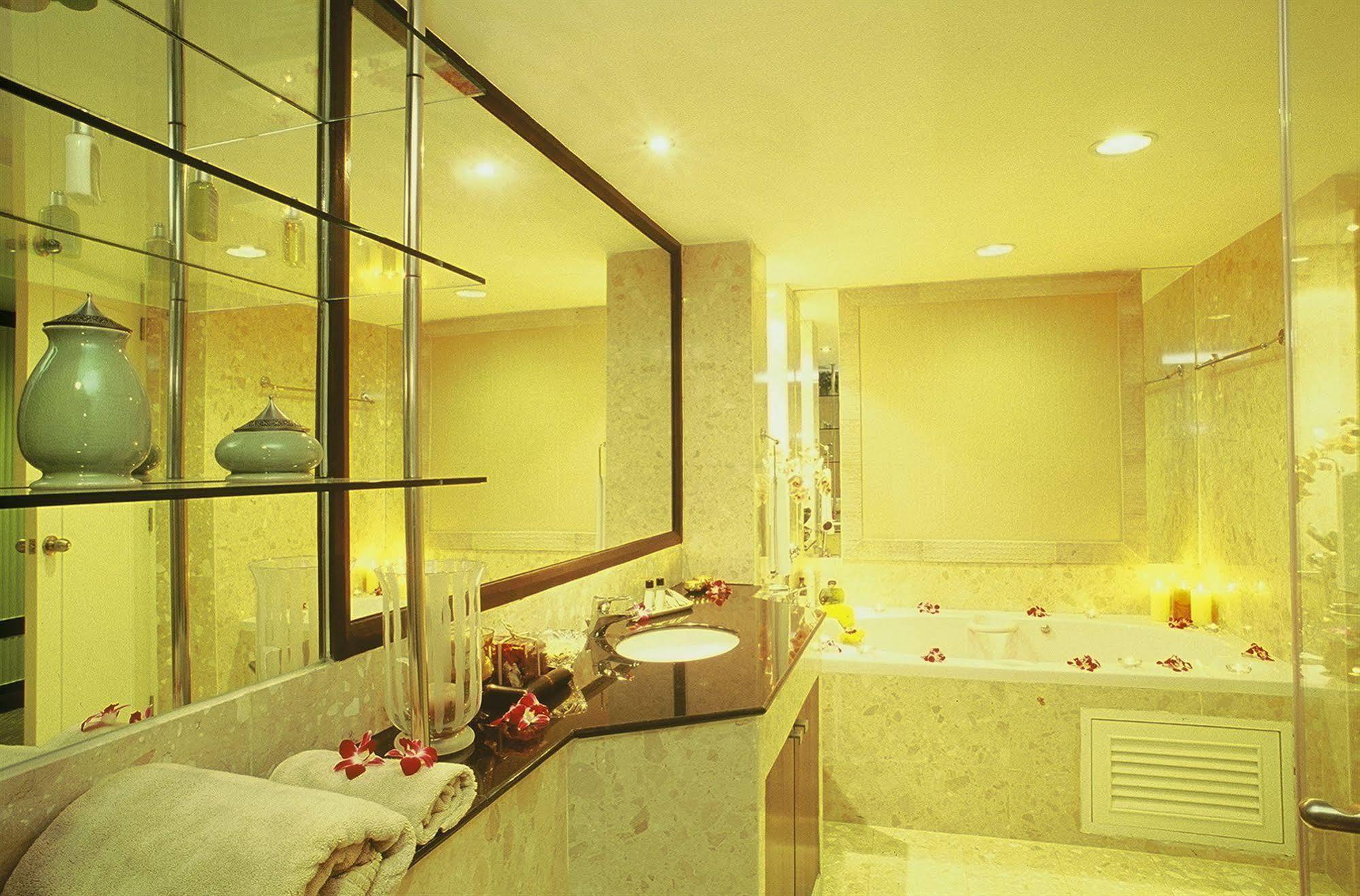Gardengrove Suites Bangkok Esterno foto