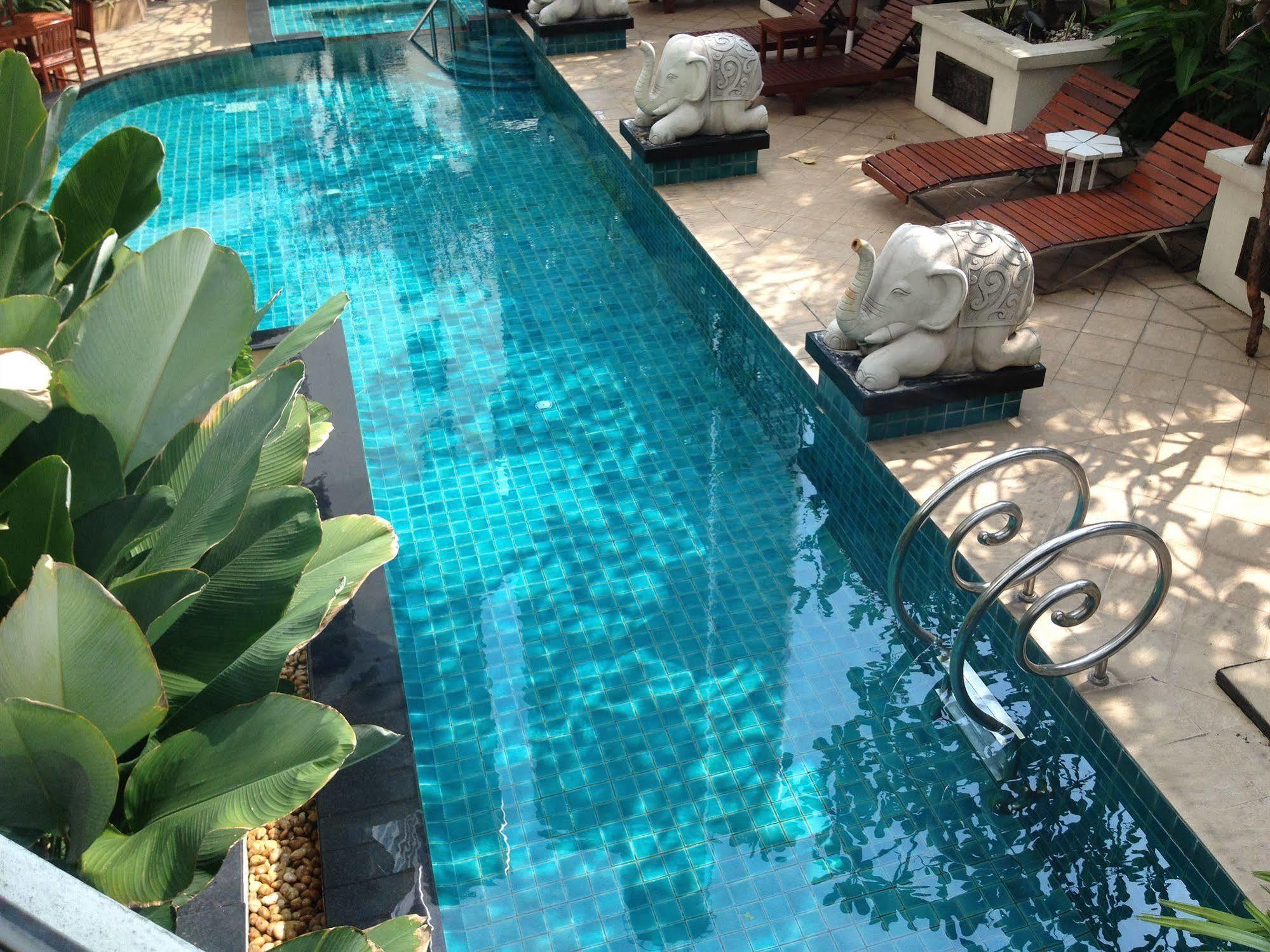 Gardengrove Suites Bangkok Esterno foto