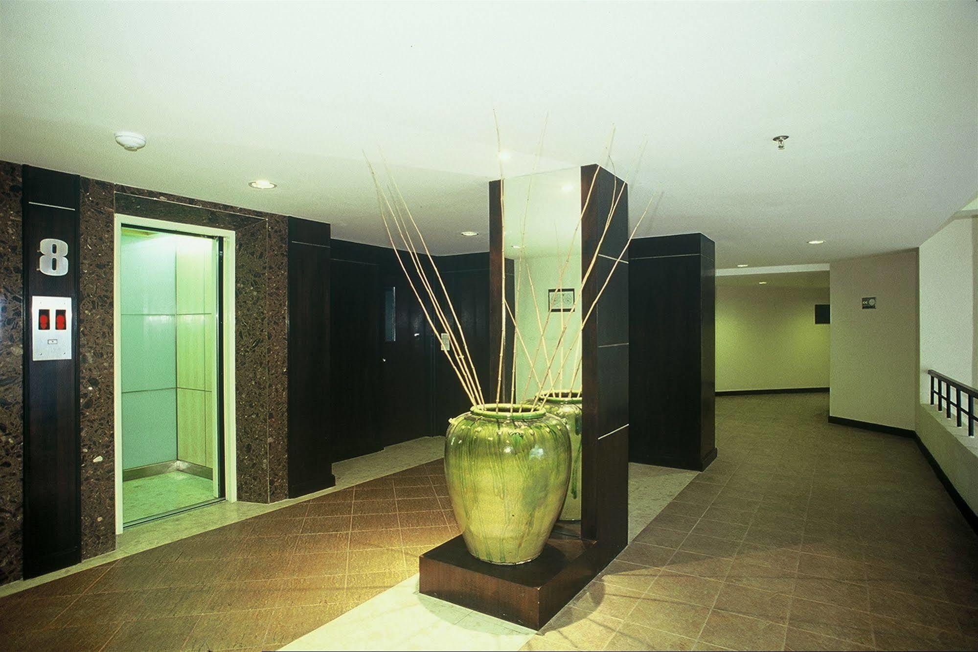 Gardengrove Suites Bangkok Esterno foto